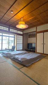 a large bed in a room with a ceiling at 海の風 in Wakayama
