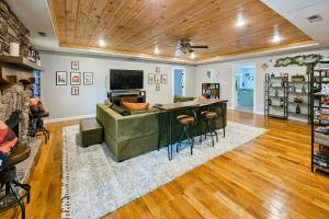 een woonkamer met een bank en een tafel bij Old Cannon Retreat in Hendersonville