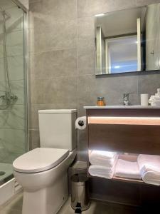 Ένα μπάνιο στο Amplio y equipado departamento