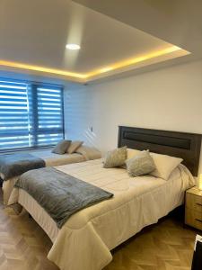 Ένα ή περισσότερα κρεβάτια σε δωμάτιο στο Amplio y equipado departamento