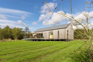 Six Road EndsにあるWillow Lodgeの広い芝生のフィールドを備えた納屋の改築