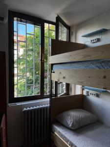 een kamer met een stapelbed en een raam bij Chillton hostel in Belgrado