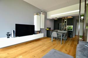 Телевизор и/или развлекательный центр в Deluxe apartment la Castagna