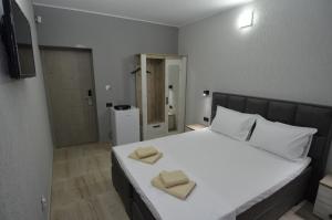 En eller flere senge i et værelse på Vila Galleon