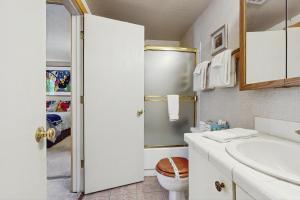 Un baño blanco con lavabo e inodoro. en Woodstock and Snoopy, en Incline Village 15 fotos más