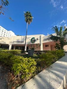 Το κτήριο όπου στεγάζεται  το ξενοδοχείο με κάψουλες