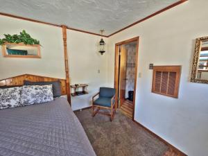 Postel nebo postele na pokoji v ubytování Cedar Wood Inn
