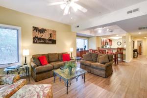 un soggiorno con due divani e un tavolo di Golf Course Home with Balcony in North Myrtle Beach! a North Myrtle Beach