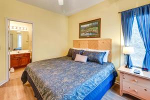 una camera da letto con un letto grande e un bagno di Golf Course Home with Balcony in North Myrtle Beach! a North Myrtle Beach Altre 34 foto