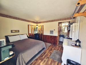 Postel nebo postele na pokoji v ubytování Cedar Wood Inn