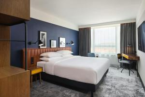 Posteľ alebo postele v izbe v ubytovaní Four Points by Sheraton Wroclaw + 24 fotografií