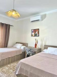 Postel nebo postele na pokoji v ubytování شاليه غرفتين اموج دور ارضي + 6 fotografií