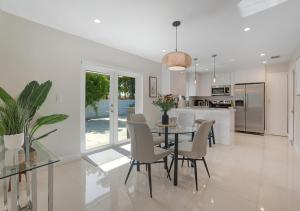 Una cocina y un comedor con mesa y sillas. en The Miami Gardens Getaway, en Miami Gardens