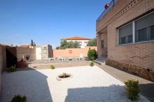 a courtyard of a brick building with a fountain at El Balcon a Toledo a 5 minutos del puy du fou in Cobisa