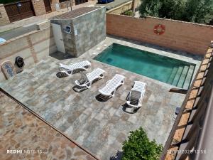 an overhead view of chairs and a swimming pool at El Balcon a Toledo a 5 minutos del puy du fou in Cobisa