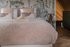 Postel nebo postele na pokoji v ubytování Luxe Glamping Lodge Dahlia