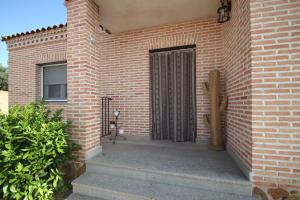a brick building with a door on the side of it at El Balcon a Toledo a 5 minutos del puy du fou in Cobisa +44 photos