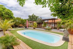 a swimming pool in the yard of a house at Casita Tres Trapi in Noord