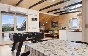 Kuchyň nebo kuchyňský kout v ubytování Nice Home In Harboøre With Sauna