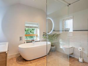 Ένα μπάνιο στο 2 Bed in Kirkby Lonsdale SZ093 +18 φωτογραφίες