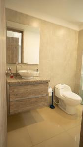 Bilik mandi di Apto moderno y acogedor +15 gambar