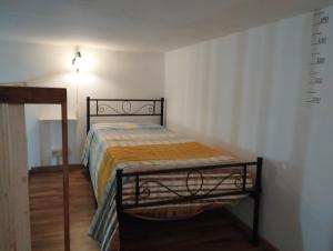 Postel nebo postele na pokoji v ubytování Casetta nel borgo Panta Rhei