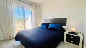 Katil atau katil-katil dalam bilik di Nerja Sea & Sierra Escape +26 gambar