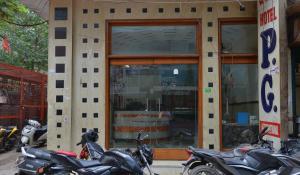 un grupo de motocicletas estacionadas frente a una tienda en PG Hotel By Family stay, en Nueva Delhi