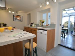 Una cocina con encimera y mesa con sillas. en 2 Bed in Dorchester 66192, en Stratton