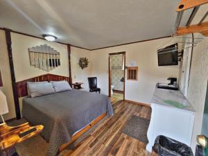 Postel nebo postele na pokoji v ubytování Cedar Wood Inn