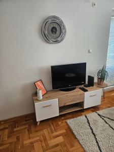 Μια τηλεόραση ή/και κέντρο ψυχαγωγίας στο Apartman Odmor012