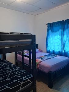 een slaapkamer met twee stapelbedden in een kamer bij Hospedaje Mango y Mar in Coveñas
