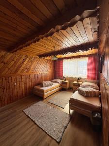 奥拉夫斯基波扎莫克Spacious house with view的木屋里有两张床的房间