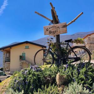Una bicicleta estacionada junto a un cartel que dice sonríe mi aliento en Casale di Pegol, en Tignale