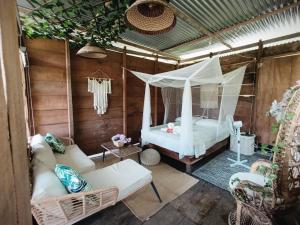 a room with a bed and a hammock at Bayano Ecolodge in Chepo