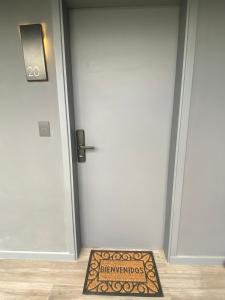 drzwi z matą powitalną przed nimi w obiekcie Edificio Pantera - Suite 20 w mieście San Martín de los Andes