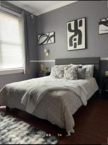 Postel nebo postele na pokoji v ubytování Suspence Property