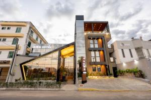 ソブラルにあるAira Hotelの都市にある大きなガラスのドアのある建物