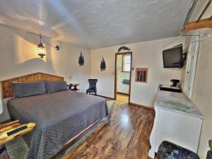 Postel nebo postele na pokoji v ubytování Cedar Wood Inn