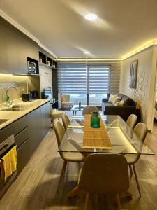 Η κουζίνα ή μικρή κουζίνα στο Espacioso y Familiar Departamento