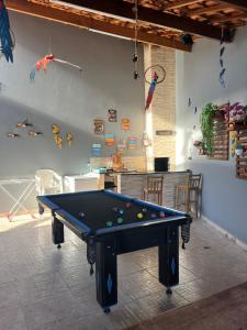 Τραπέζι μπιλιάρδου στο Casa nova com piscina em Itanhaém!!