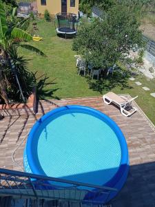 een blauw zwembad bovenop een patio bij Villa Mirko in Vaccarizzo - Delfino