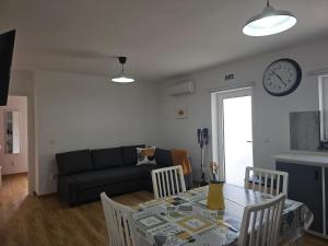 Χώρος καθιστικού στο WestCanyon Apartments +6 φωτογραφίες