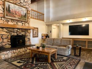 TV a/nebo společenská místnost v ubytování Bryce Canyon Pines