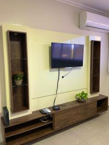 a flat screen tv on a wall in a room at Apartamento 3 quartos, conforto e espaço no centro in Foz do Iguaçu