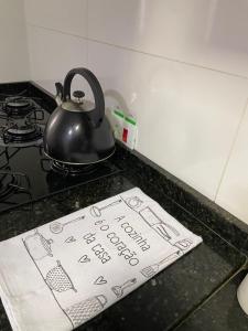 a tea pot sitting on top of a stove at Apartamento 3 quartos, conforto e espaço no centro in Foz do Iguaçu +22 photos