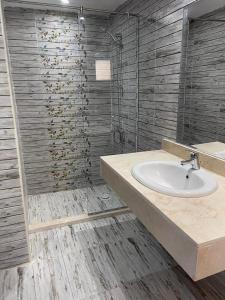 Ένα μπάνιο στο live in luxury hotel-style apartment in the heart of the city