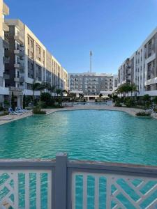 Πισίνα στο ή κοντά στο live in luxury hotel-style apartment in the heart of the city