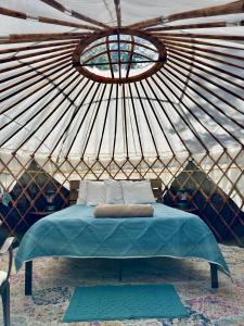 Whitetail Creek Camping Resort في Lead: غرفة مع سرير في يورت