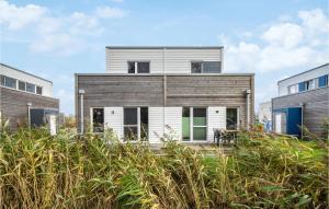 ein Haus am Strand mit Gebäuden in der Unterkunft Puettenhuus in Tossenserdeich